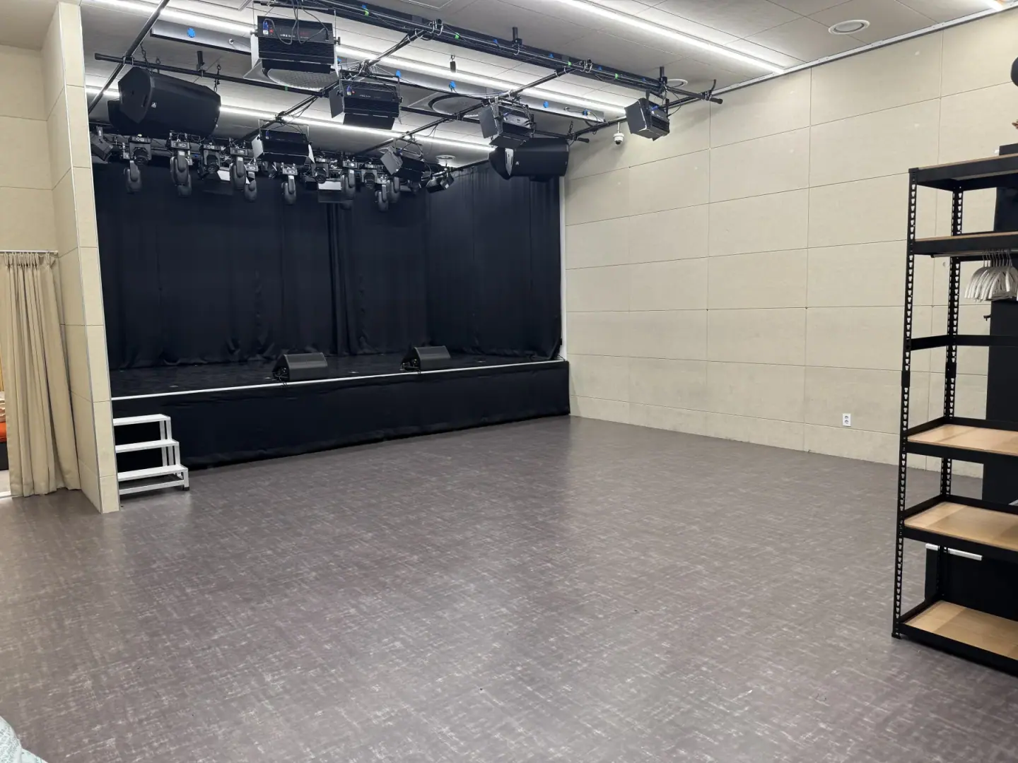 무대와 조명이 설치된 ATELIER HALL 내부
